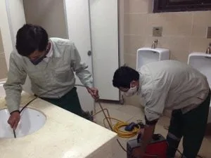 Thông Tắc Bồn Tiểu Nam Tắc Nghẽn Tại Khách Sạn A25 – Giải Pháp Khẩn Cấp Từ Thông Tắc Cống Hà Nội URENCO