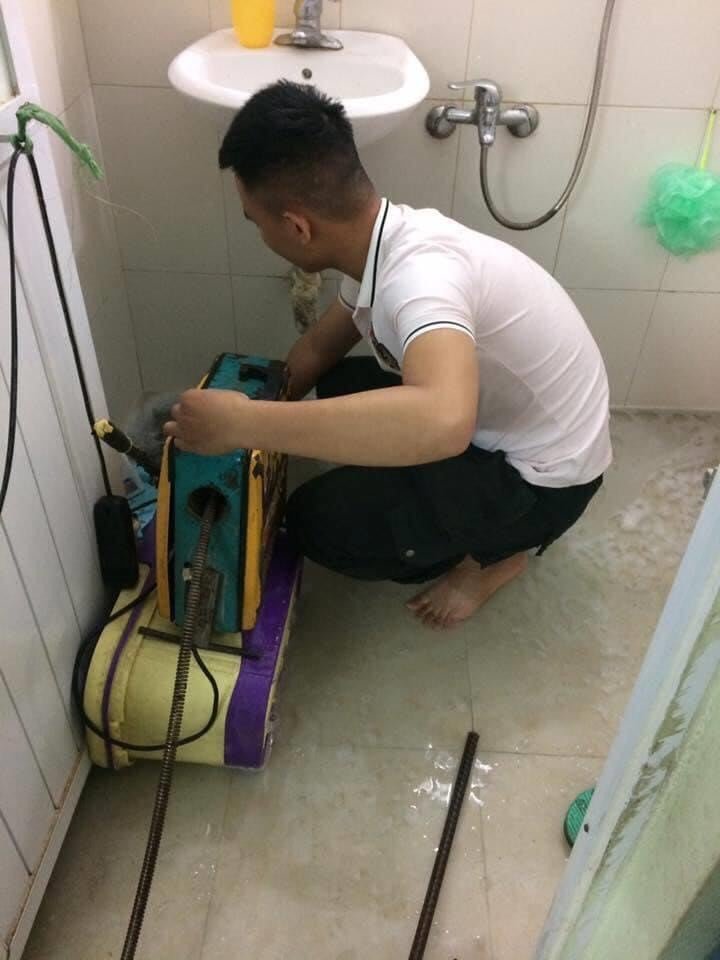 Kỹ thuật viên URENCO thông tắc nhà vệ sinh tại nhà dân Mỹ Đức