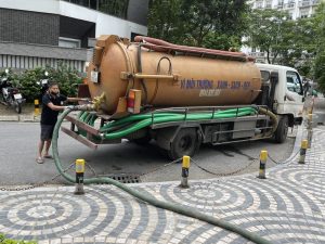 Giải đáp: Nên hút bể phốt định kỳ bao lâu một lần đối với hộ gia đình? Urenco Dịch Vọng Hậu hỗ trợ hút chân không sạch 100%, không mùi. Hotline: 0393 510 222.