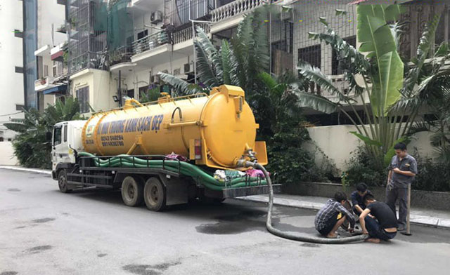 Cảnh báo dịch vụ hút bể phốt lừa đảo dán tờ rơi tại các cột điện Bắc Ninh