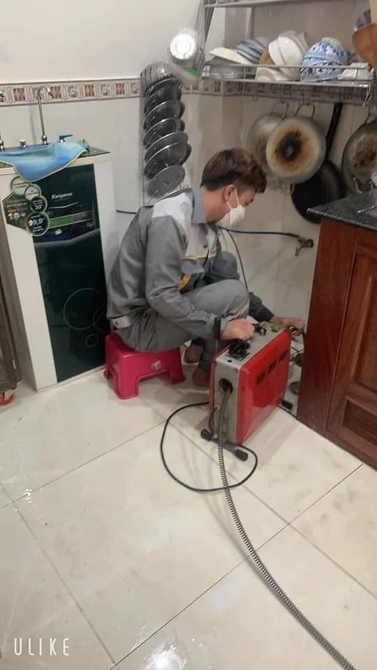 Kỹ thuật viên URENCO thông tắc bồn rửa bát tại Thanh Oai