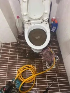 Thông tắc vệ sinh tại Phúc La, Hà Đông sử dụng máy lò xo hiện đại, đánh tan dầu mỡ và vật cản sạch 100%. Bảo hành dài hạn, báo giá minh bạch. Hotline: 0393.510.222.