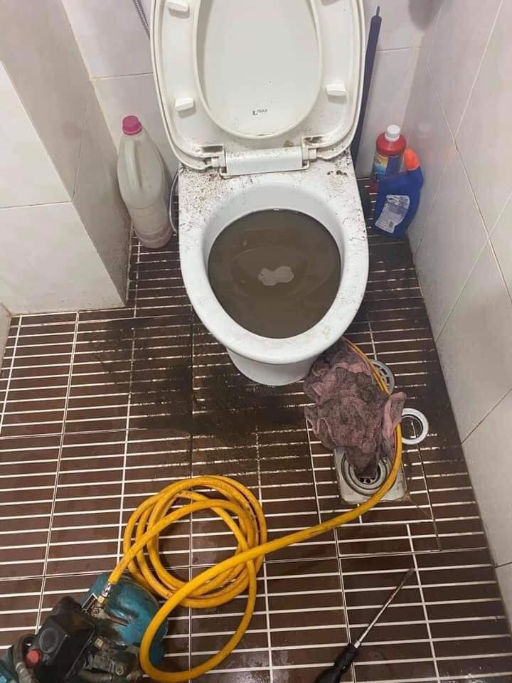 Hiện trạng bồn cầu tắc nghẽn trước khi xử lý tại nhà phố cổ Hoàn Kiếm