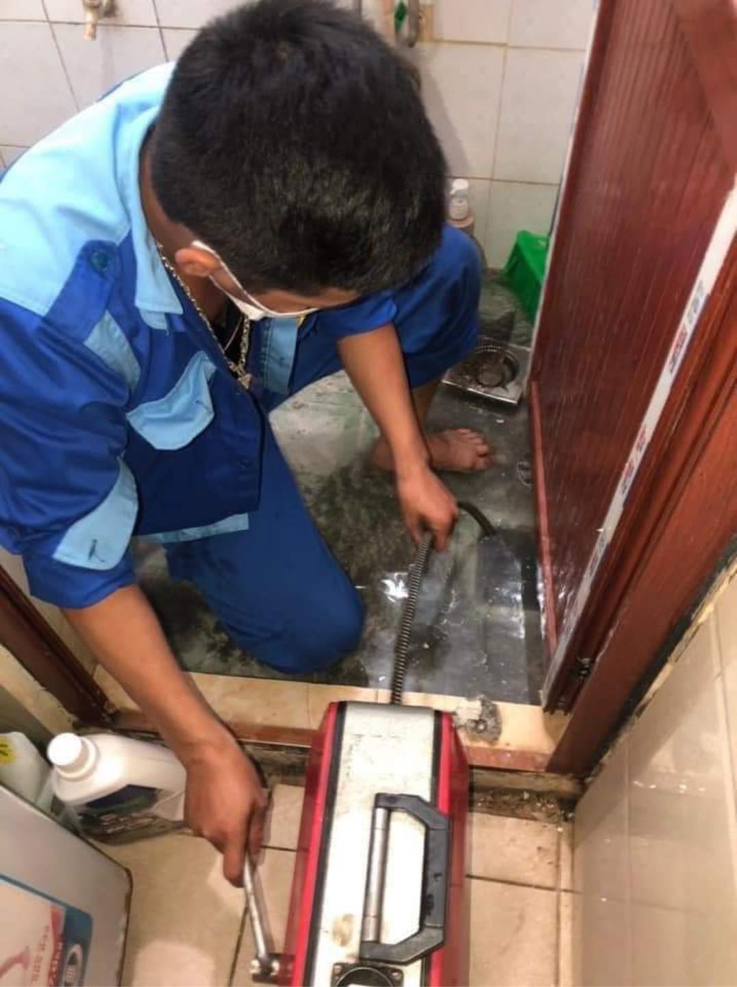 Kỹ thuật viên URENCO thông tắc thoát sàn nhà vệ sinh tại Thạch Thất