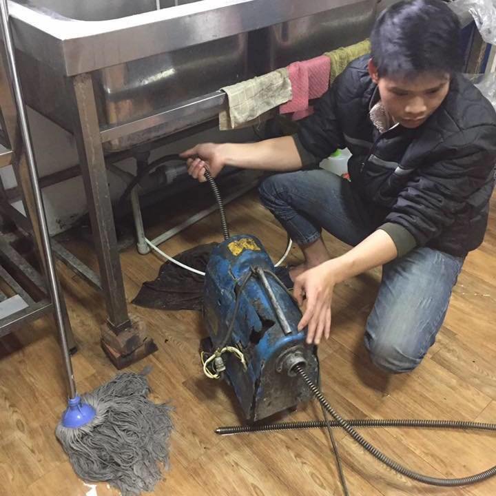 Thông tắc chậu rửa bát do tích tụ mỡ lâu ngày tại phường Trần Phú.