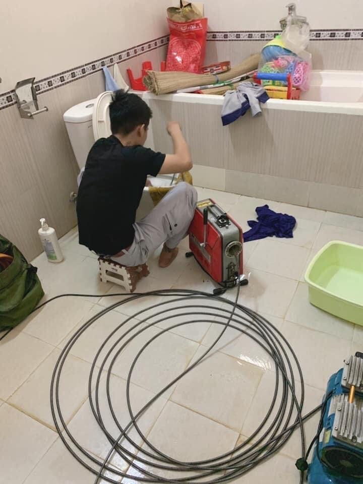 Thông tắc bồn cầu tại phường Hạp Lĩnh: Xử lý dứt điểm vật cứng