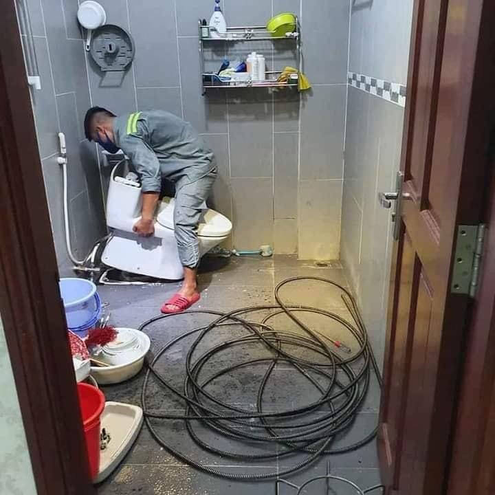 Kỹ thuật viên tháo bồn cầu xử lý tắc nghẽn nặng tại nhà vệ sinh huyện Đan Phượng