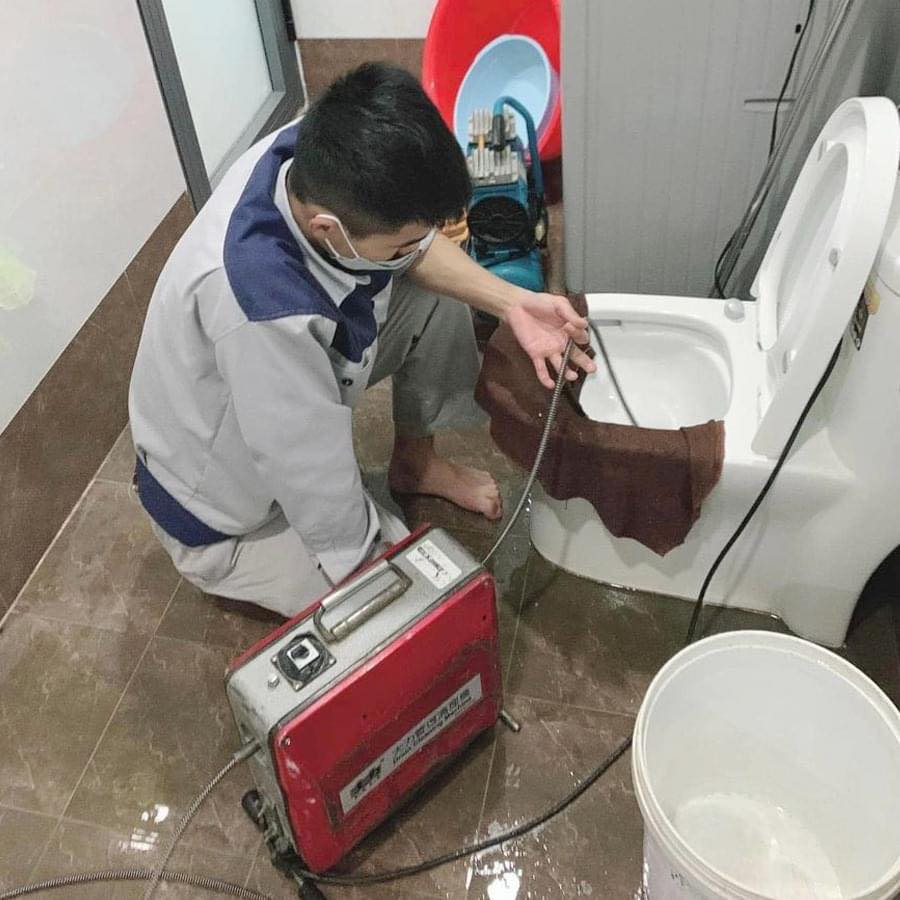 Kỹ thuật viên URENCO thông tắc bồn cầu tại Chương Mỹ bằng máy lò xo