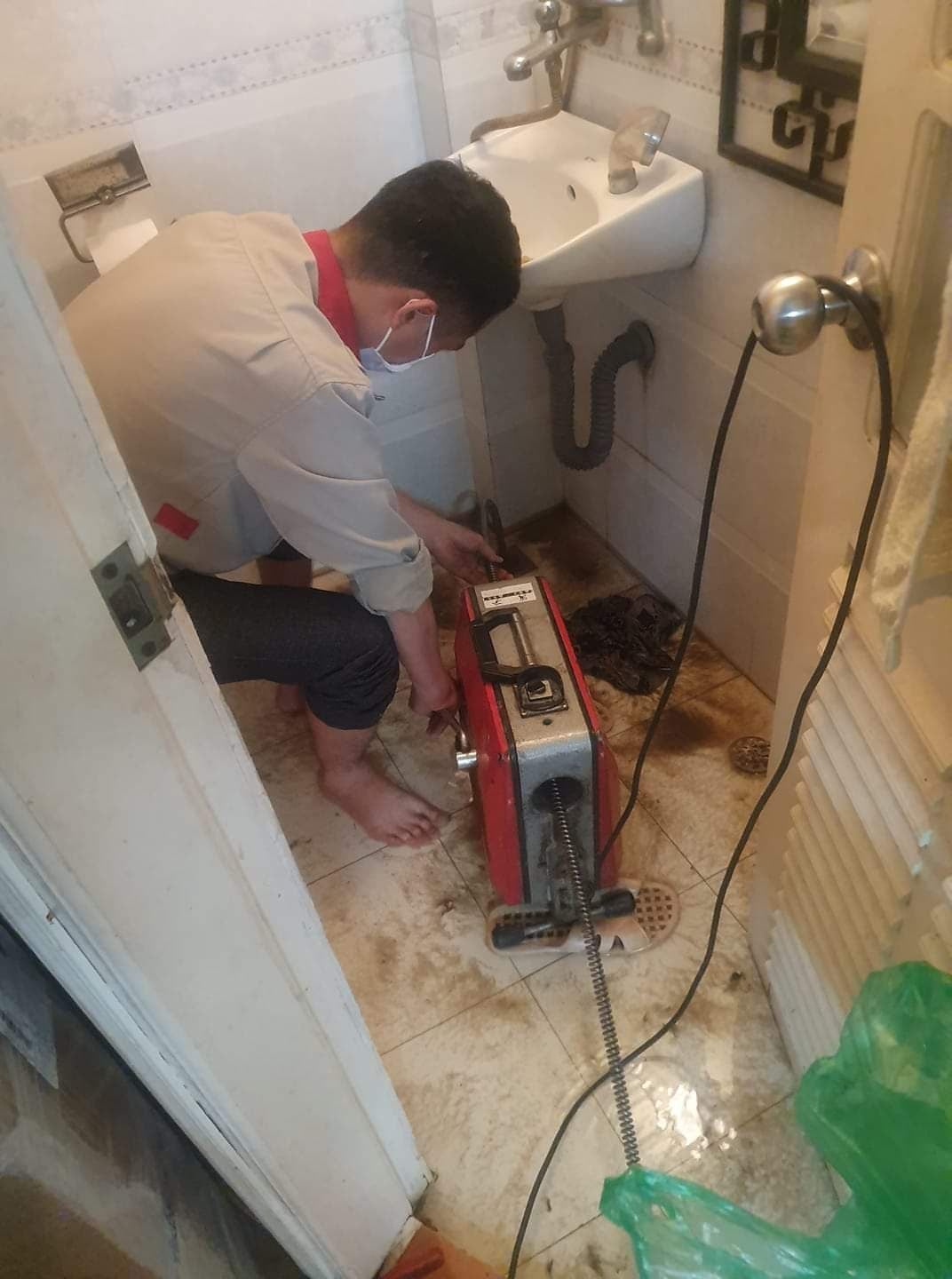 Dịch Vụ Thông Tắc Cống Tại Long Biên: Xử Lý Triệt Để, Công Nghệ Lò Xo và Phản Ứng 24/7