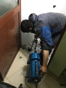 Thông tắc cống tại phường Nguyễn Trãi quận Hà Đông bằng máy lò xo công nghiệp sạch 100%. Urenco cam kết hút bể phốt đúng khối lượng, giá rẻ nhất khu vực. LH: 0393.510.222.