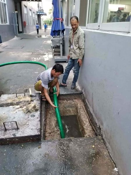 Nạo vét hố ga giữa ngõ nhỏ tại phường Vệ An