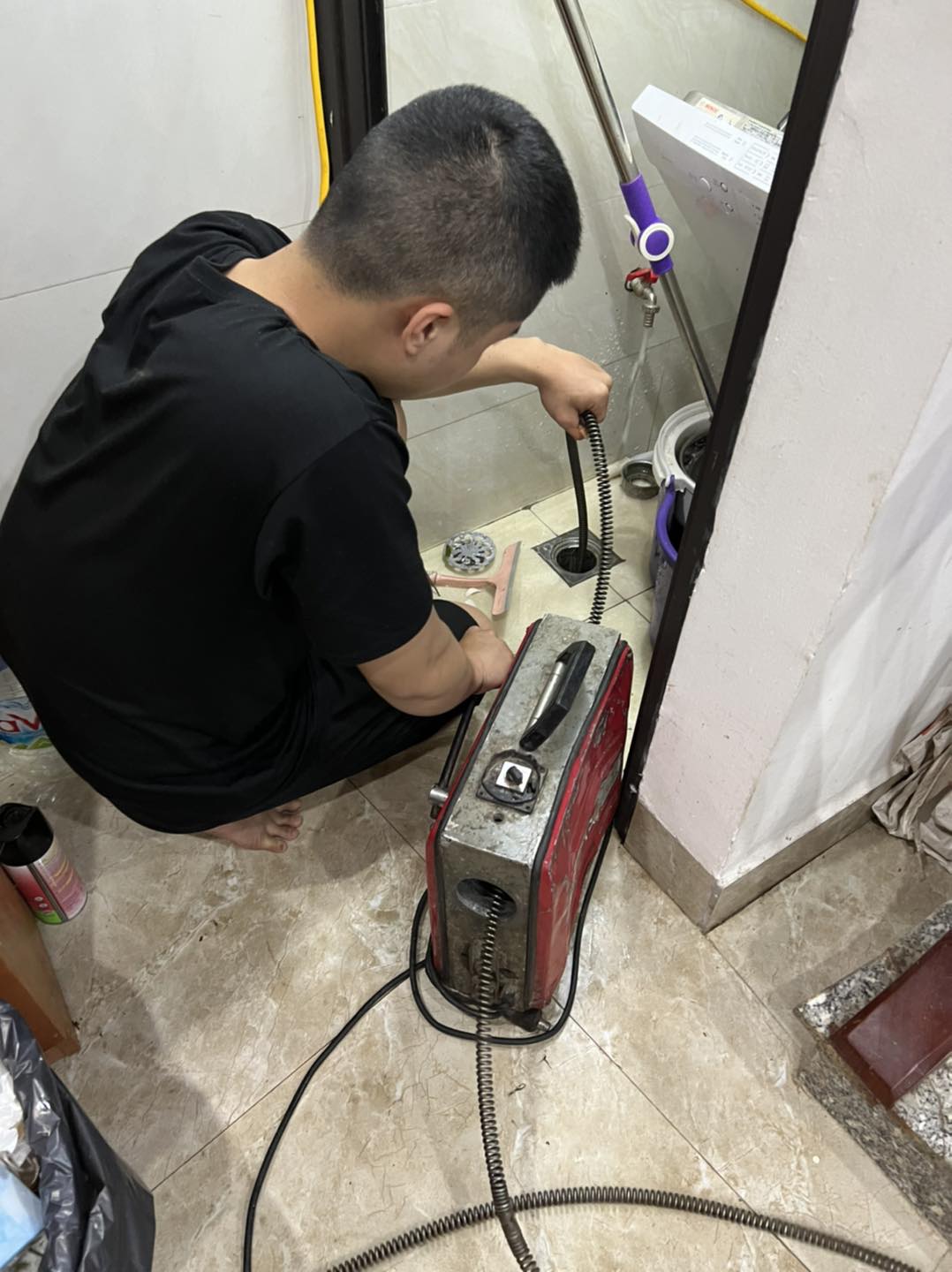 Kỹ thuật viên URENCO xử lý thoát sàn nhà tắm hiện đại tại Bắc Từ Liêm