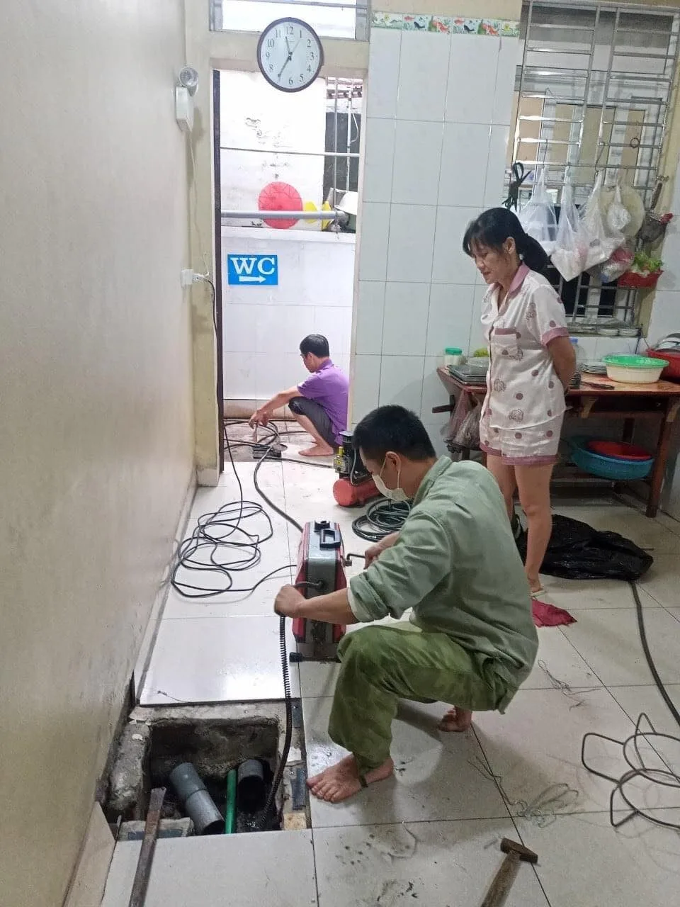 Dịch vụ khơi thông cống rãnh tại thị trấn Vôi - Lạng Giang sử dụng máy lò xo hiện đại, không đục phá, xử lý triệt để mùi hôi và nghẹt cống. Hotline: 0393.510.222.