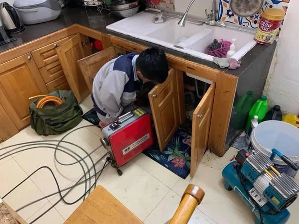 Thông tắc hệ thống thoát sàn khu vực bếp ăn tập thể tại KCN Song Khê - Nội Hoàng.