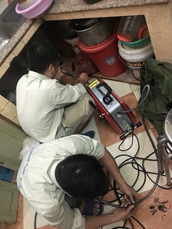 Hai kỹ thuật viên URENCO xử lý bồn rửa bát tại nhà hàng ở Thanh Oai