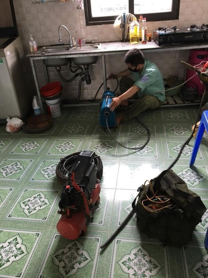 Kỹ thuật viên URENCO xử lý bồn rửa bát tại bếp gia đình Ba Đình