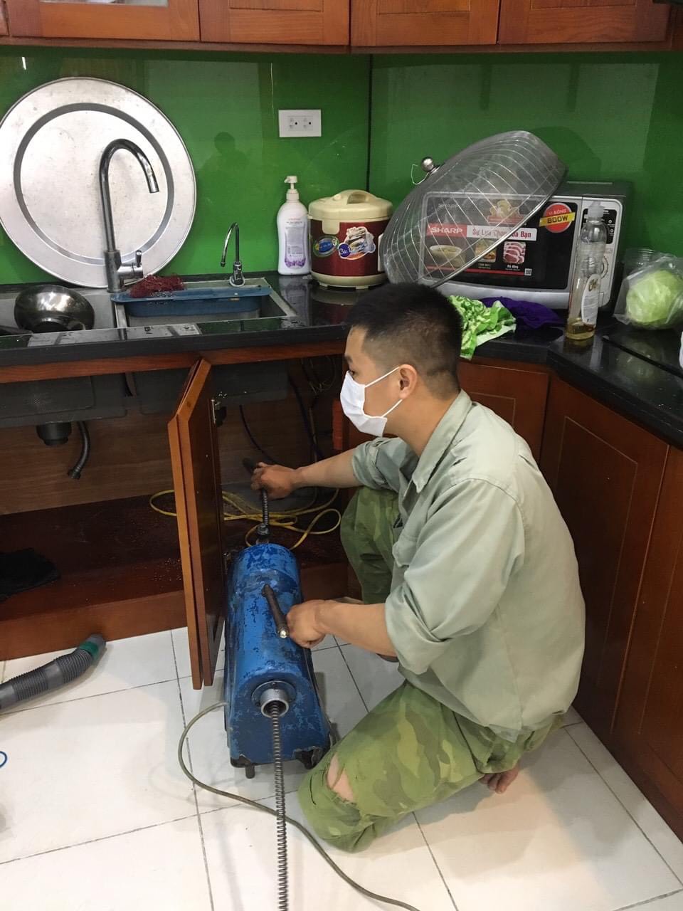Kỹ thuật viên URENCO thông tắc bồn rửa bát bằng máy nén khí tại Cầu Giấy