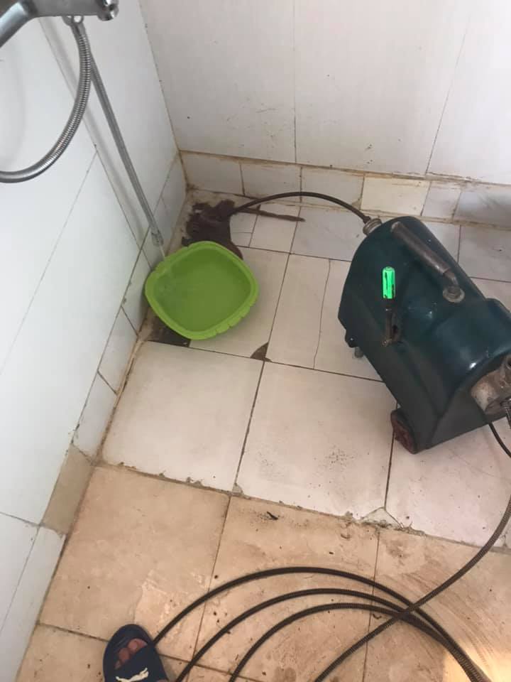 Máy nén khí chuyên dụng xử lý thoát sàn nhà vệ sinh tại Cầu Giấy