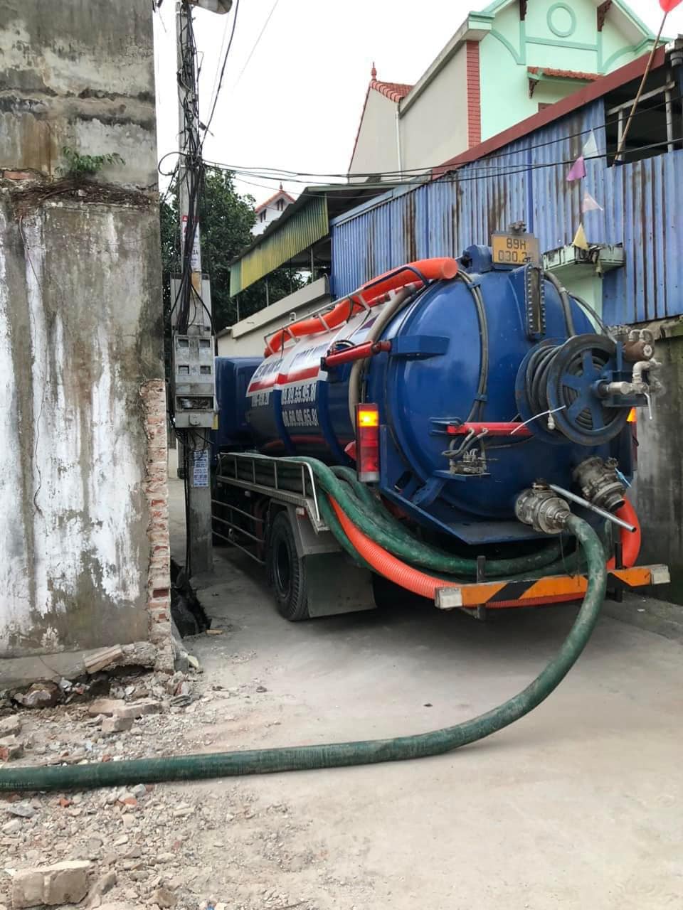 Xe hút bể phốt URENCO phục vụ trong ngõ nhỏ tại Tân Yên Bắc Giang