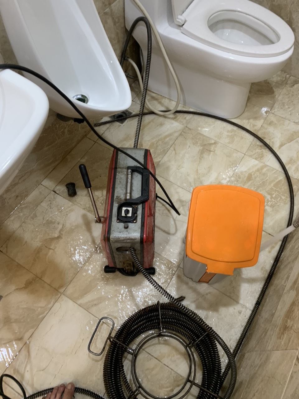 Kỹ thuật viên URENCO thông tắc nhà vệ sinh công cộng tại khu tập thể Đống Đa