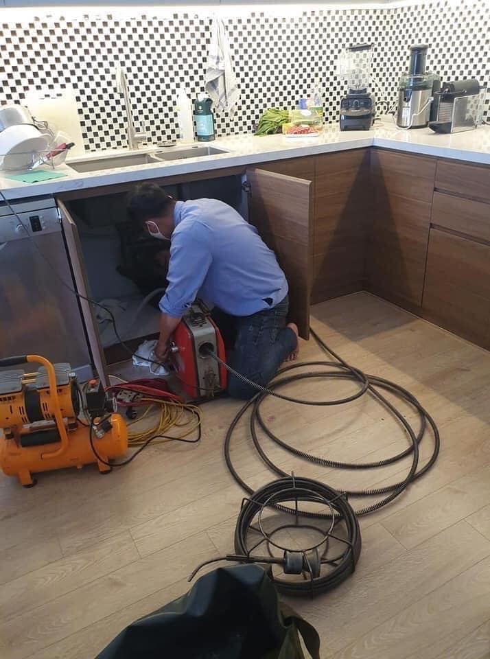 Kỹ thuật viên xử lý ống thoát nước bồn rửa bát cho quán ăn tại Cầu Giấy