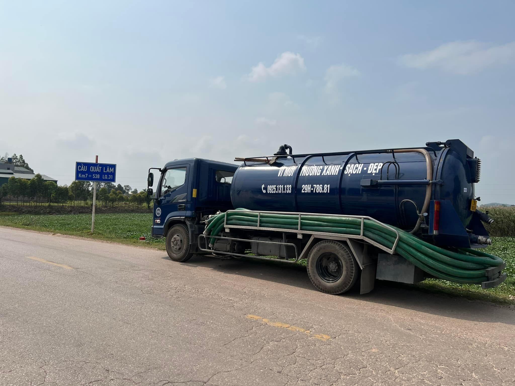 Xe hút bể phốt URENCO trên đường phục vụ khu vực nông thôn Tân Yên
