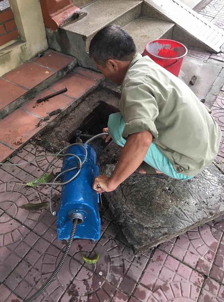 Kỹ thuật viên URENCO xử lý hố ga ngoài trời tại Vệ An