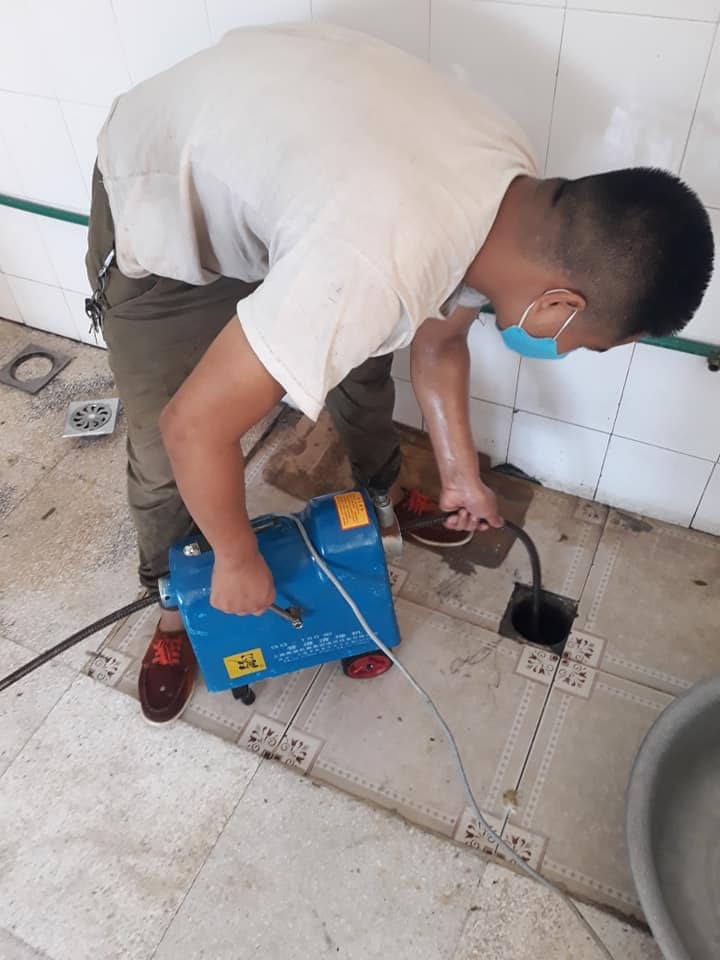 Kỹ thuật viên URENCO xử lý thoát sàn nhà vệ sinh tại khu dân cư Đống Đa