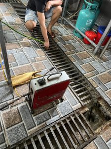Kỹ thuật viên URENCO xử lý cống thoát nước ngoài trời tại thị trấn Thắng