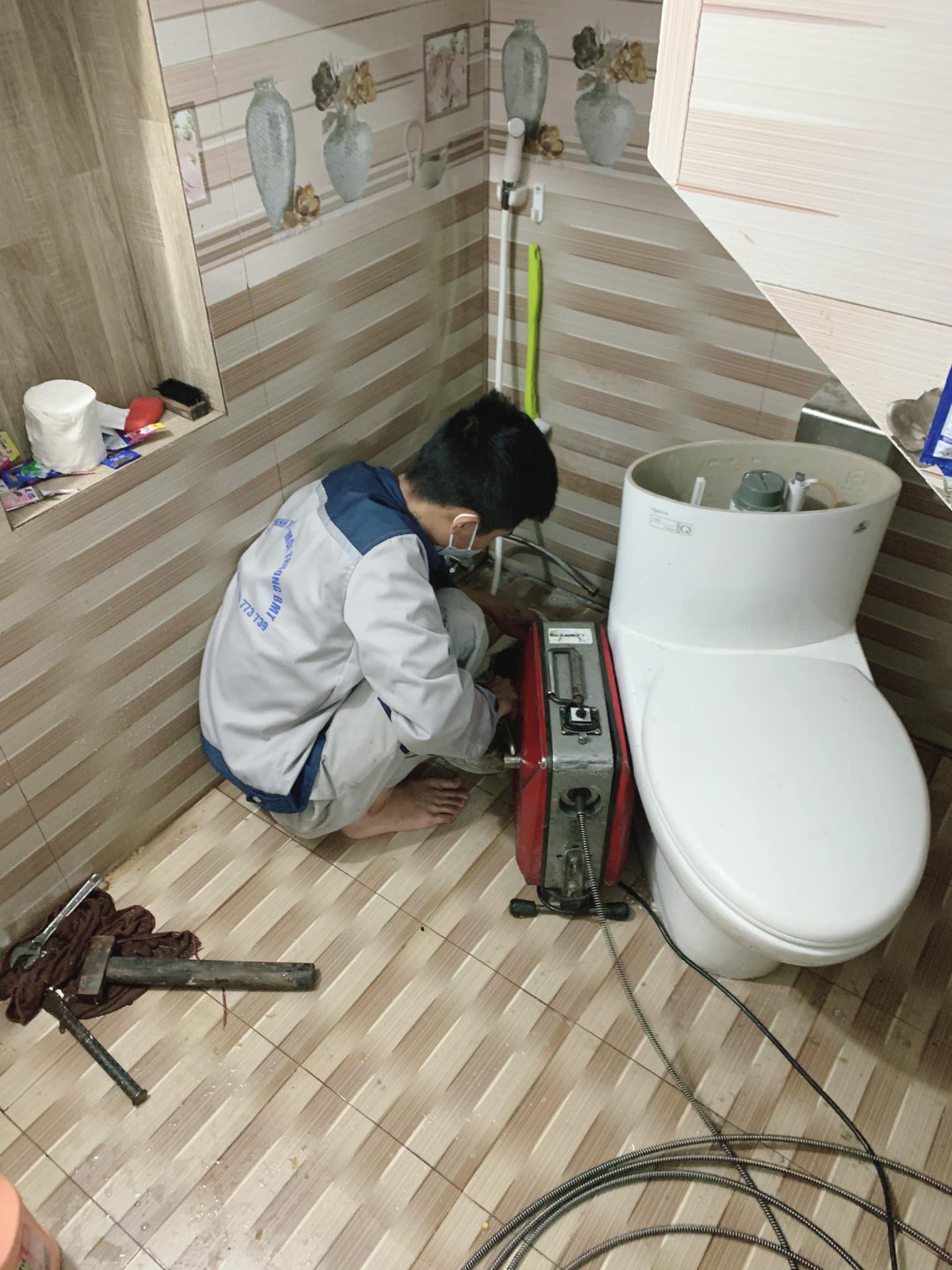 Thông tắc bồn cầu trực tiếp tại phòng tắm chung cư Bắc Giang