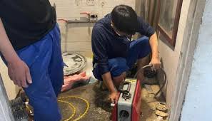 Chi phí thông tắc vệ sinh một lần bao nhiêu tiền? Urenco báo giá công khai chỉ từ 100k - 150k. Cam kết thông sạch 100%, máy lò xo hiện đại, bảo hành 12 tháng.