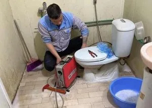 Kỹ thuật viên URENCO thông tắc bồn cầu tại Phú Xuyên