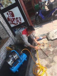 Kỹ thuật viên URENCO thông tắc cống tại phường Hoàng Văn Thụ, Bắc Giang