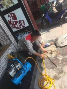 Kỹ thuật viên URENCO thông tắc cống tại Chương Mỹ bằng máy nén khí
