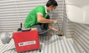 Kỹ thuật viên URENCO thông tắc bồn cầu tại Chương Mỹ bằng máy lò xo
