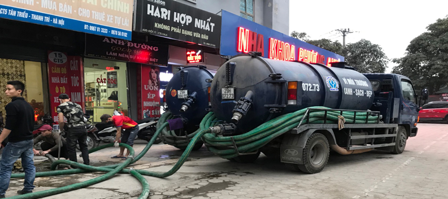 Đội xe hút bể phốt của URENCO phục vụ khu vực Ba Vì