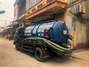Xe hút bể phốt URENCO tại Ba Vì đậu trước nhà dân sẵn sàng phục vụ
